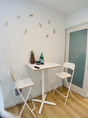 Studio Affaires, 1 grand lit | Décoration personnalisée, ameublement personnalisé, bureau