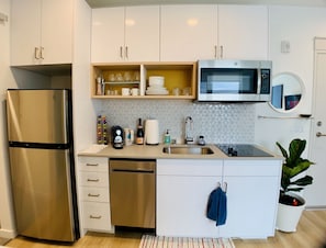 Business Studio, 1 Queen Bed | Private kitchen | Full-size fridge, microwave, stovetop, dishwasher