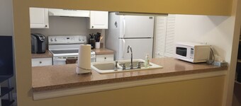 Short walk to beach 2 blocks, close to Banana River, safe, cable & internet