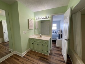 Combined shower/bathtub, towels