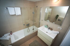 Secadora de cabello, toallas, shampoo, papel de baño 