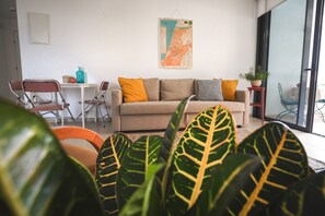 TV, books - TLV Coolest location! self-check-in (Tel Aviv-Yafo)