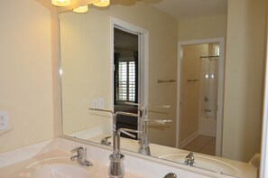 Combined shower/tub, towels