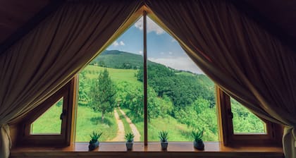 Recién construido con vistas al río de dos niveles Chalet Tara