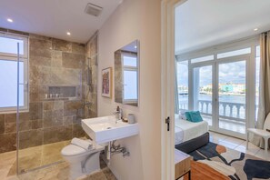 Dusj, hårføner og håndklær