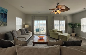 TV - The Fish Bowl - Oceanside of Boulevard in Surfside Beach (Surfside Beach)