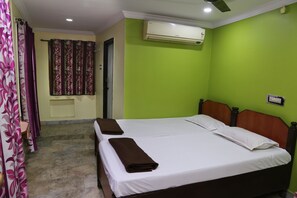 Deluxe Double Room, 2 Single Beds, City View