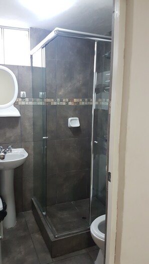 Secadora de cabello, toallas, jabón, shampoo 