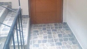 A wooden door with the number 202, a metal handrail, and a tiled floor. - LIMA FLAT 1 1D (10 MIN FROM MIRAFLORES) (Lima)