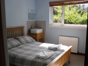 5 bedrooms, iron/ironing board, WiFi, bed sheets