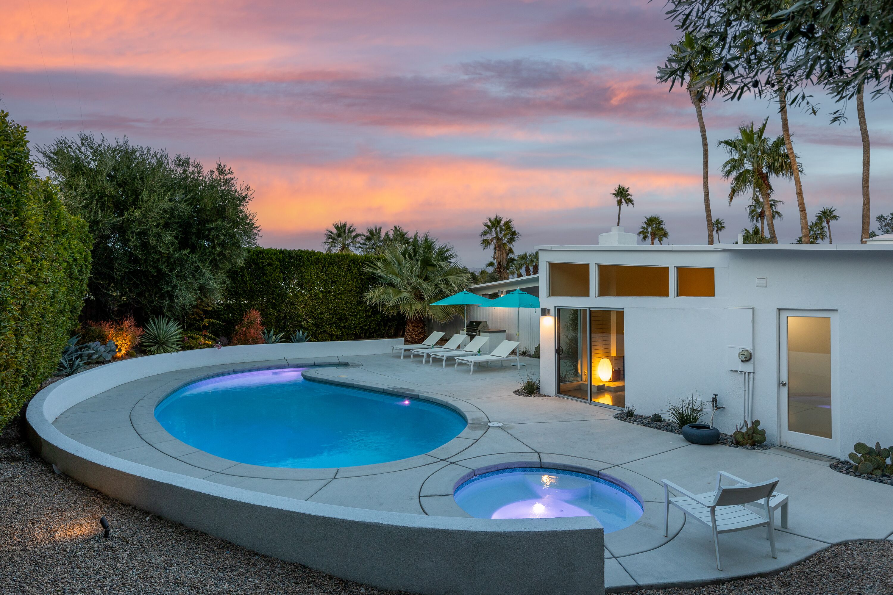 Lämmitetty uima-allas