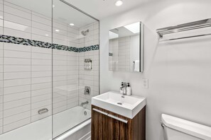 Douche, sèche-cheveux, serviettes fournies