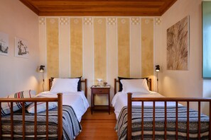 3 bedrooms, in-room safe, iron/ironing board, travel cot - Pedra & Cal, a spacious 200 year old village house (Sintra)