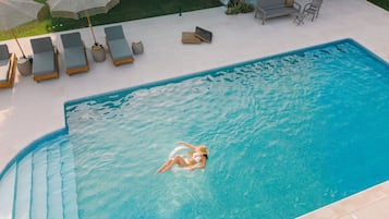Piscina externa, piscina aquecida, espreguiçadeiras