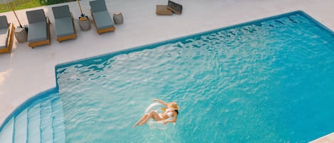 Piscine extérieure, chaises longues