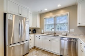 Coffee/tea maker, fridge, microwave, oven