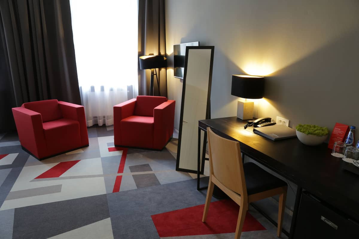 Minibar, caja de seguridad en la habitación y decoración personalizada