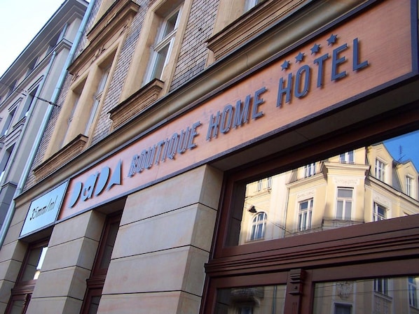 A building with a sign for "Boutique Home Hotel" and a sign for "JDA". - Dada Premium Aparthotel (Kraków)