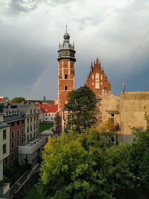 A historic church with a prominent tower and a large, ornate building with a spire. - Dada Premium Aparthotel (Kraków)
