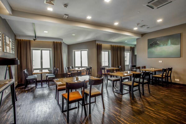 Daily buffet breakfast (PLN 42 per person)