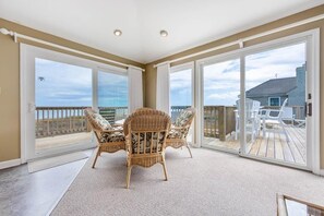 Télévision, cheminée, lecteur de DVD, chaîne hi-fi