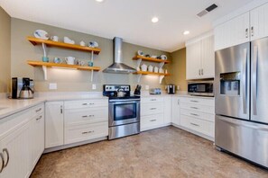 Coffee/tea maker, fridge, microwave, oven