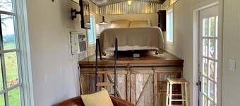 Tiny House on Cherry Mountain. Quiet pastoral setting, starry nights & fire ring
