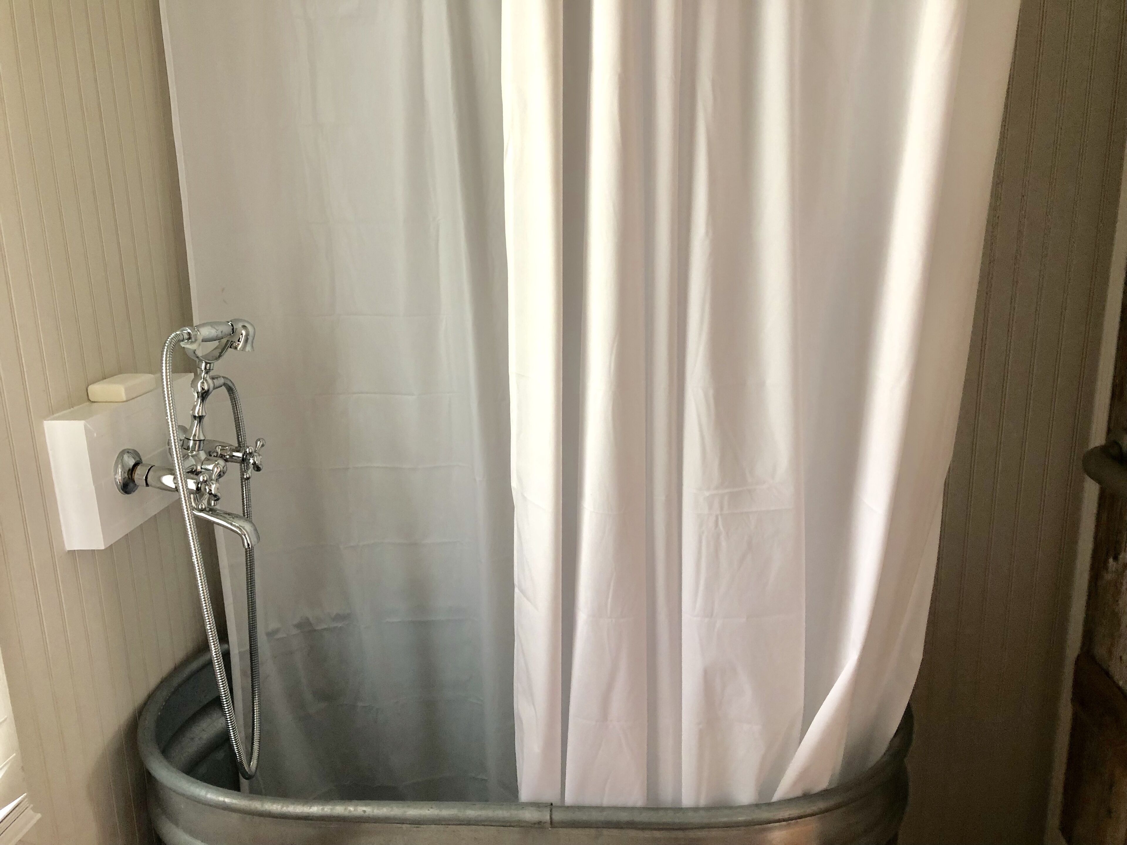 Ensemble douche/baignoire, sèche-cheveux, serviettes fournies, savon