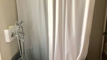 Ensemble douche/baignoire, sèche-cheveux, serviettes fournies, savon