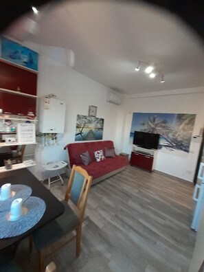 Smart-tv, dvd-spelare, en stereo och kontor