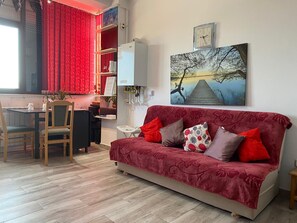 Una Smart TV, un reproductor de DVD, un reproductor estéreo, una oficina