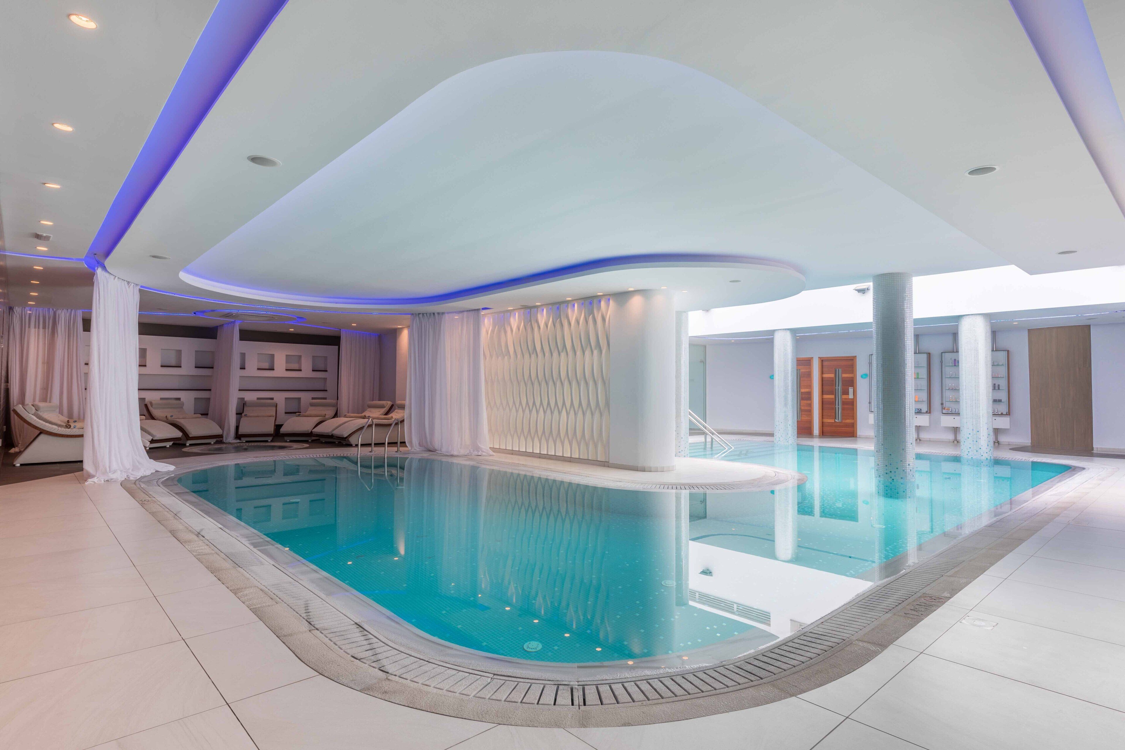 Salas de tratamiento para parejas, un sauna, una bañera de hidromasaje