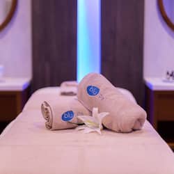 Behandelingskamers voor koppels, een sauna, een bubbelbad