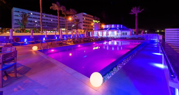Piscina coberta, 3 piscines a l'aire lliure, para-sols i gandules