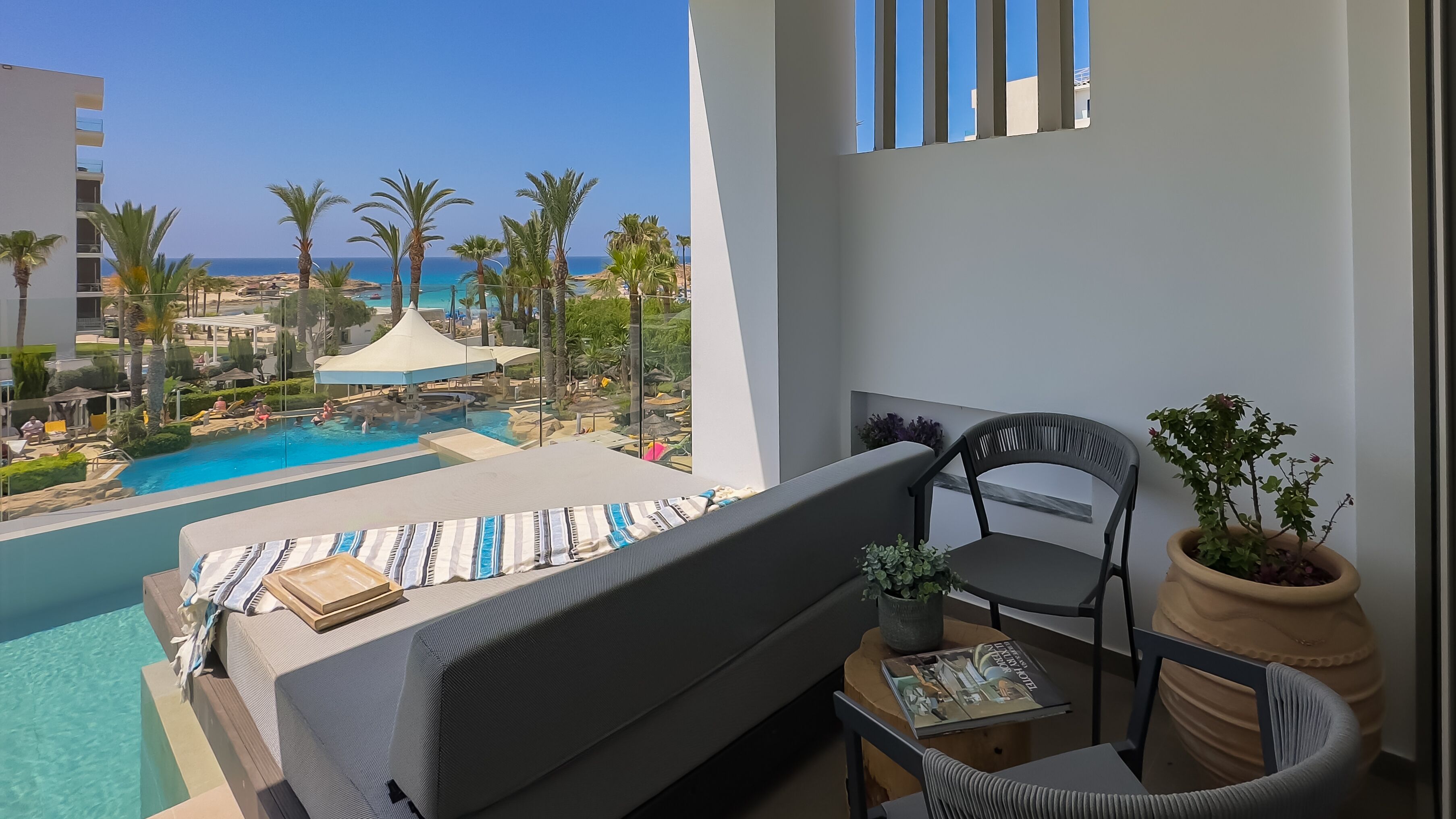 Signature Swim up Room Sea view, Pool view | Terrace/patio