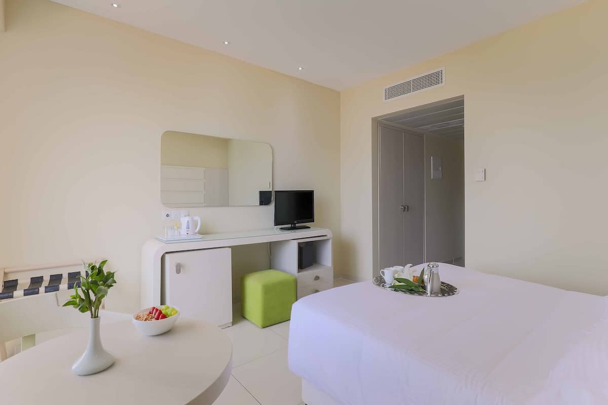 Land View Double or Twin | Minibar, una cassaforte in camera, postazione laptop, tende oscuranti