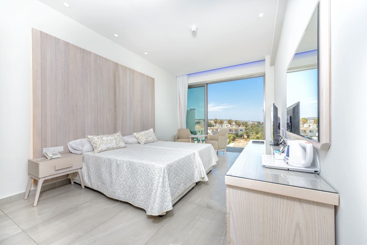 Deluxe Double or Twin inland view | Coffres-forts dans les chambres
