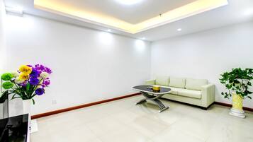 Basic Apartment, 1 Queen Bed | Blackout drapes, soundproofing, free WiFi, bed sheets