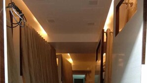 Luxury Shared Dormitory | WiFi (free) - Hotel Basera (Ahmedabad)