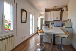 Fridge, microwave, oven, dishwasher