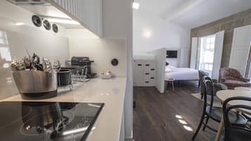 Micro-ondes, cafetiĂšre/bouilloire