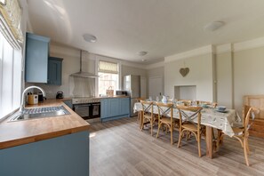 Kühlschrank, Mikrowelle, Ofen, Geschirrspüler