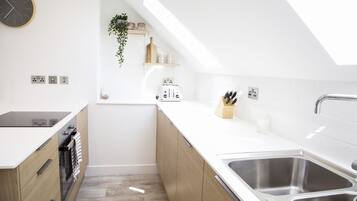 Fridge, oven, stovetop, electric kettle