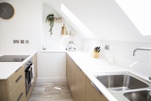 Kjøleskap, ovn, kokeplater og vannkoker