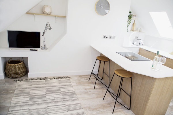 Fridge, oven, stovetop, electric kettle