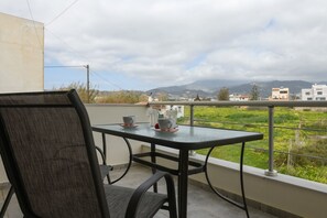 back balcony - Apartment on the beach promenade of Kokkinos Pirgos with sea view (Kokkinos Pirgos)
