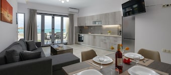 Apartment on the beach promenade of Kokkinos Pirgos with sea view