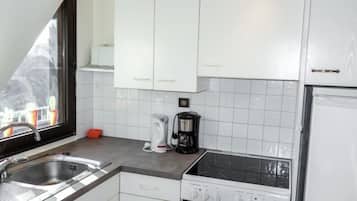 Jääkaappi, mikroaaltouuni, uuni, leivänpaahdin