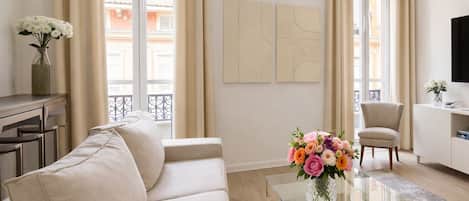 Smart TV, books, stereo, offices