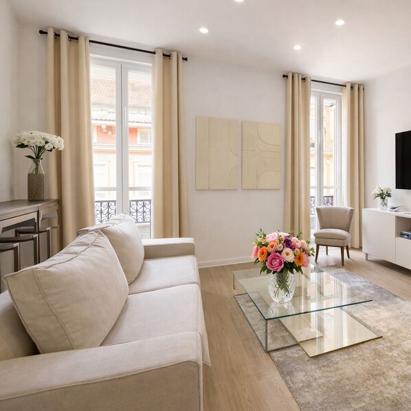 Smart TV, books, stereo, offices - Luxurious 80 m2 - 2 bedrooms 2 bathrooms - 2mn Plages de la Croisette (Cannes)